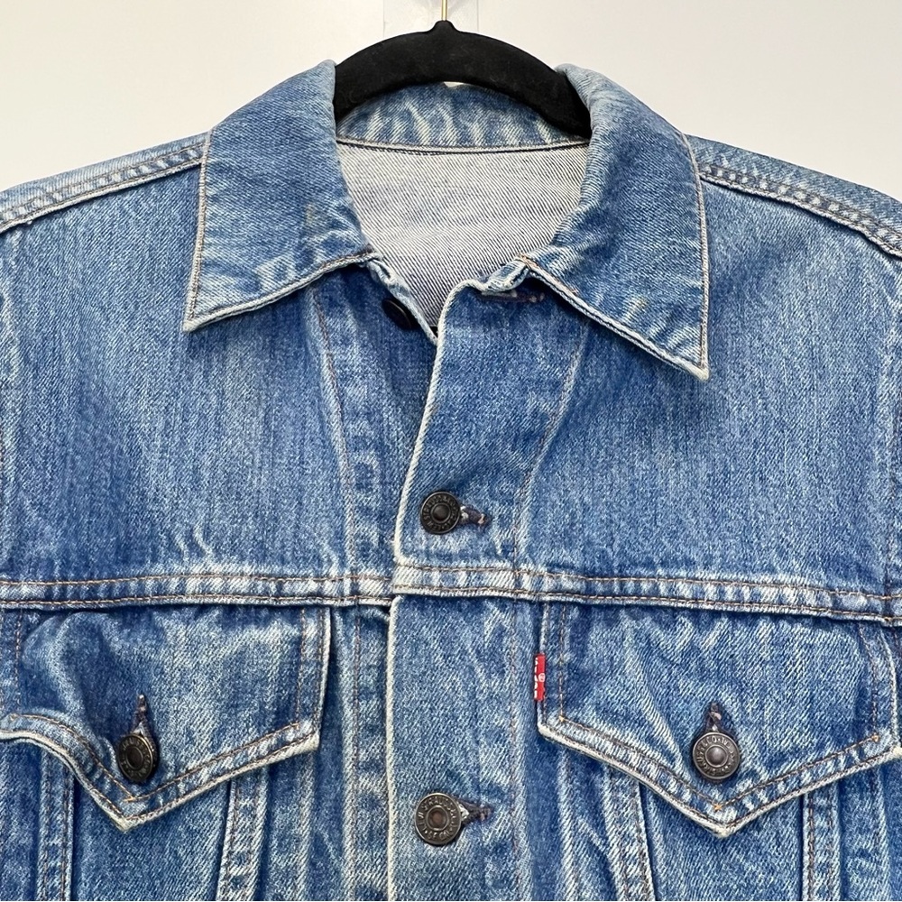 Levi's Vintage Jean Jacket Women’s Medium Distressed Denim Relaxed Trucker Fit - Picture 3 of 9